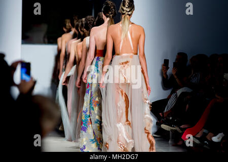 I modelli femminili a finale della sfilata di moda Foto Stock