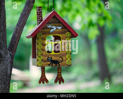 Alimentatore di legno per gli uccelli in estate. Bird casa di legno appeso in giardino. Foto Stock