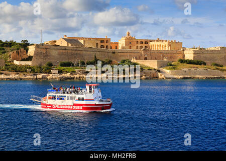 Captain Morgan nave da crociera passando da di Fort Manoel, Valletta, Malta Foto Stock