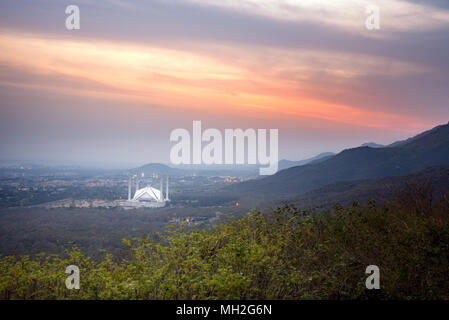 Faisal moschea è la moschea di Islamabad, Pakistan. Situato ai piedi delle colline di Margalla a Islamabad Foto Stock