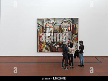 I visitatori di fronte ad una immagine nel Museo Ludwig di Colonia, Germania Foto Stock