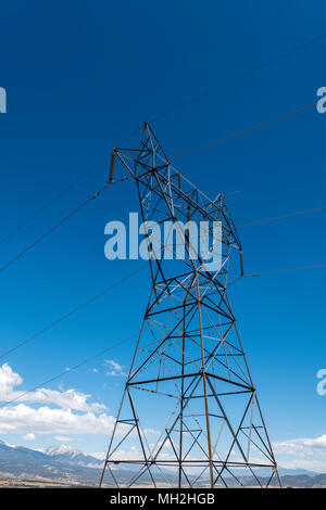 Alta tensione linea di trasmissione di potenza tower Foto Stock
