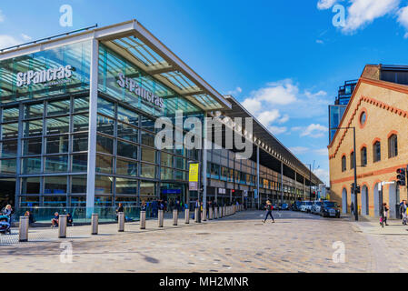 LONDON, Regno Unito - 17 Aprile: si tratta di St Pancras International train station, che è il terminal della stazione per i treni Eurostar il 17 aprile