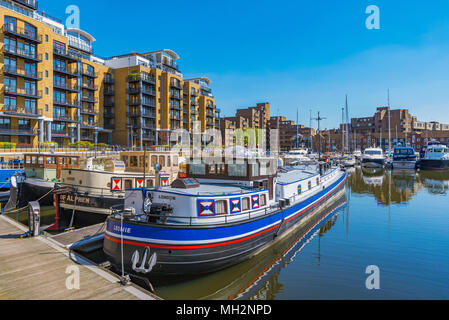 LONDON, Regno Unito - 19 aprile: vista delle barche e moderno appartamento immobili nella famosa St Katherine Docks il 19 aprile 2018 a Londra Foto Stock