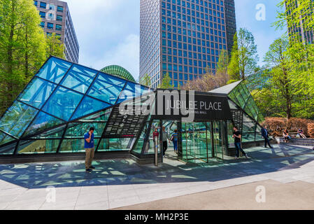 LONDON, Regno Unito - 20 aprile: questo è l'ingresso Jubilee Place shopping mall un popolare centro commerciale nel Canary Wharf quartiere finanziario nel mese di aprile Foto Stock