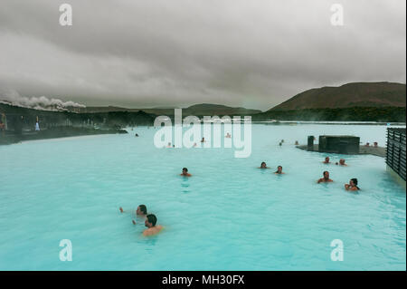 I turisti ed i visitatori godere di energia geotermica all'aperto piscina a laguna blu, Reykjavik, Islanda Foto Stock