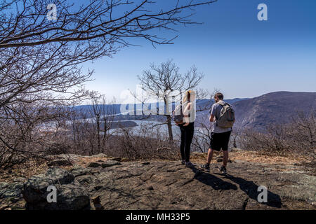 Cold Spring, NY, Stati Uniti d'America - 14 aprile 2018. Giovane si affacciano sul fiume Hudson sul sentiero escursionistico a Bull collina vicino alla città di Cold Spring, NY. Foto Stock