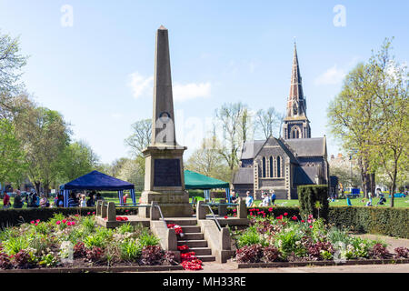 War Memorial e Christ Church in primavera, Turnham Green, Chiswick, London Borough of Hounslow, Greater London, England, United Kingdom Foto Stock