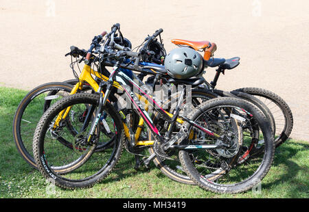 Mountain bike a Chiswick House Gardens, Burlington Lane, Chiswick, London Borough di Hounslow, Greater London, England, Regno Unito Foto Stock