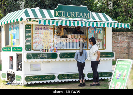 Gelato chiosco in Chiswick House Gardens, Burlington Lane, Chiswick, London Borough di Hounslow, Greater London, England, Regno Unito Foto Stock