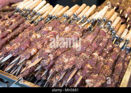 Carne alla griglia su bastoni a Wangfujing street Foto Stock