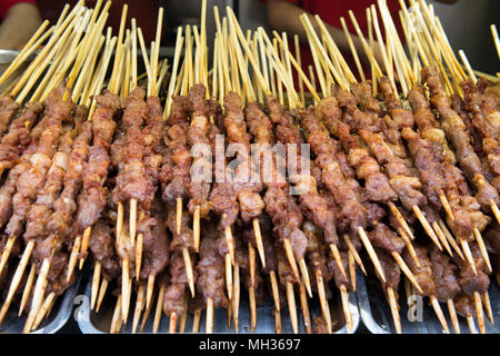 Carne alla griglia su bastoni a Wangfujing street Foto Stock