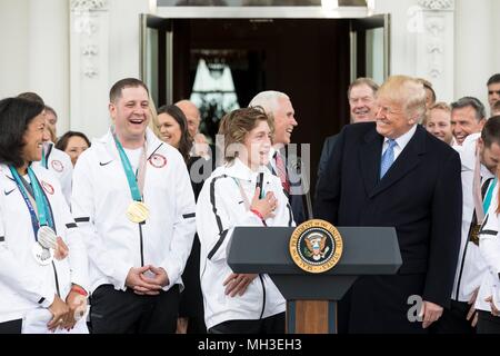 Stati Uniti Presidente Donald Trump condivide una risata con snowboard olimpico medaglia d'oro Redmond Gerard, centro, durante un evento di onorare il Team USA Olimpici e Paralimpici atleti alla Casa Bianca il 27 aprile 2018 a Washington, DC. Foto Stock