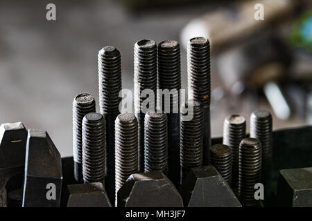 CNC Bridgeport bancone bullone di montaggio viti di fermo da vicino Foto Stock