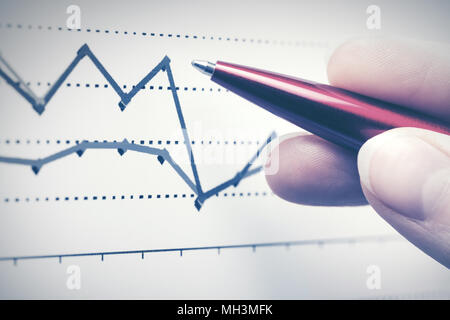 Grafici finanziari l'analisi. Stock Market Report Foto Stock