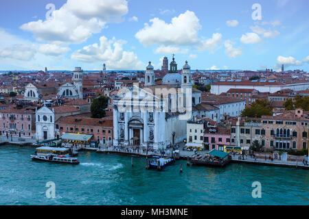 Un ingresso della chiesa nel principale canale di spedizione Foto Stock