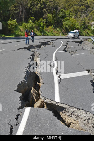 Kaikoura, Nuova Zelanda - 15 Novembre 2016: Intrepid Reporter e cameraman brave i pericoli del grande terremoto di Kaikoura per registrare un'intervista. Foto Stock