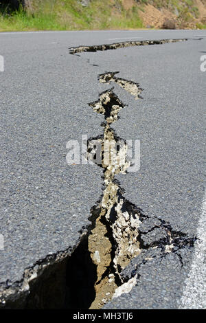 Kaikoura, Nuova Zelanda - 15 Novembre 2016: primo piano della strada incrinature nelle colline Hunderlee sulla strada di Kaikoura a seguito della 7.5 Kaikoura Earthquak Foto Stock