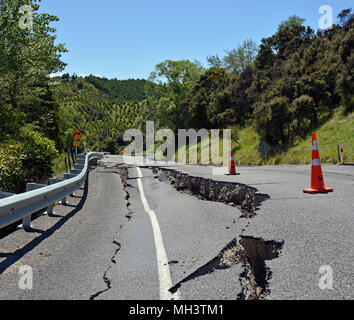 Kaikoura, Nuova Zelanda - 15 Novembre 2016: enormi crepe sono apparsi in Hunderlee colline sulla autostrada uno, North Canterbury dopo il 7.5 Kaikour Foto Stock