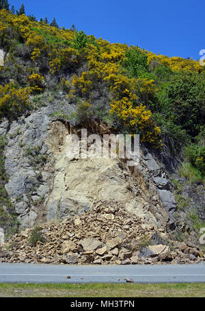 Kaikoura, Nuova Zelanda - 15 Novembre 2016: Scivola e rock scorre la linea autostrada uno in Hunderlee colline, North Canterbury dopo il 7.5 Kaikoura orecchio Foto Stock