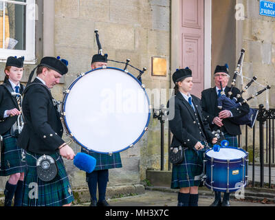 Tamburini e cornamusa, Haddington Pipe Band vestita in kilts, Corn Exchange, luogo d'Aubigny, Court Street, East Lothian, Scozia, Regno Unito Foto Stock