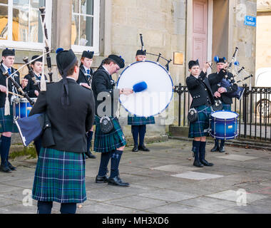 Tamburini e cornamusa, Haddington Pipe Band vestita in kilts, Corn Exchange, luogo d'Aubigny, Court Street, East Lothian, Scozia, Regno Unito Foto Stock