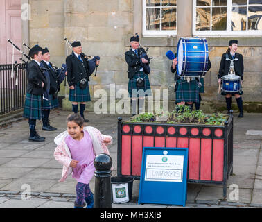 Un giovane bambino dando alla donazione a Haddington Pipe Band, Corn Exchange, luogo d'Aubigny, Court Street, East Lothian, Scozia, Regno Unito Foto Stock