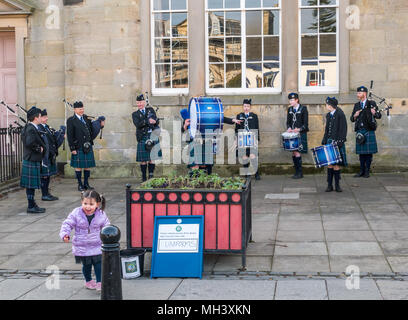 Un giovane bambino dando alla donazione a Haddington Pipe Band, Corn Exchange, luogo d'Aubigny, Court Street, East Lothian, Scozia, Regno Unito Foto Stock