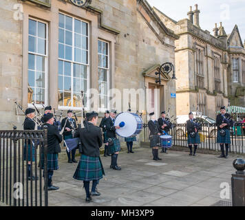 Tamburini e cornamusa, Haddington Pipe Band vestita in kilts, Corn Exchange, luogo d'Aubigny, Court Street, East Lothian, Scozia, Regno Unito Foto Stock