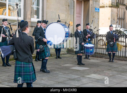 Tamburini e cornamusa, Haddington Pipe Band vestita in kilts, Corn Exchange, luogo d'Aubigny, Court Street, East Lothian, Scozia, Regno Unito Foto Stock