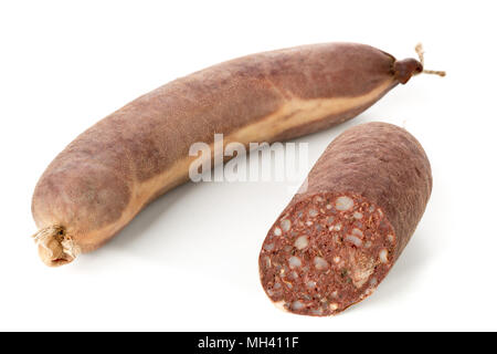 Specialità tedesche salsicce di sangue (Blutwurst) intero e a fettine su sfondo bianco Foto Stock