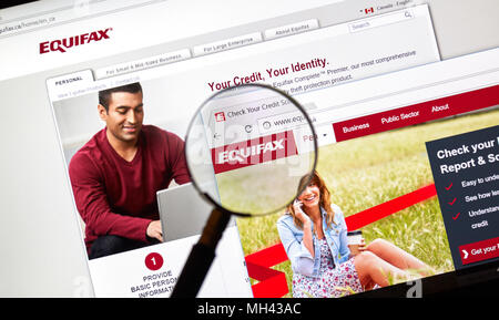 MONTREAL, Canada - 10 Aprile 2018 : Equifax sito ufficiale e il logo sotto la lente di ingrandimento. Equifax Inc. è un consumer credit reporting agency. Foto Stock