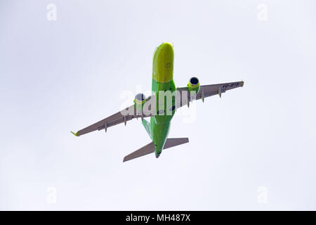 Novosibirsk, Russia - 27 Aprile 2018: Embraer 170-100SU VQ-DAB S7 Airlines dopo il decollo da Tolmachevo Aeroporto Internazionale. Foto Stock