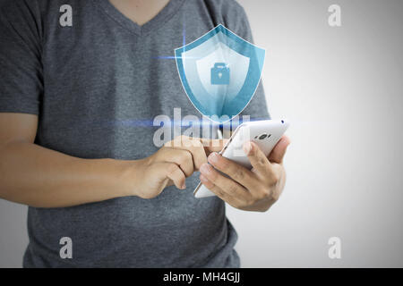 L'uomo premere su smart phone con protezione da virus e hacking e cracking logo concept Foto Stock