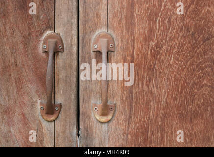 Il legno vecchio porta o finestra con maniglie di grunge Foto Stock