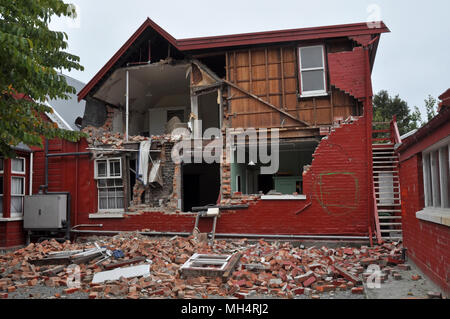 Christchurch, Nuova Zelanda - 12 Marzo 2011: una casa di mattoni sulla storica Piazza Cranmer collassa a causa dell'impatto del forte terremoto che ha colpito il 12 marzo Foto Stock