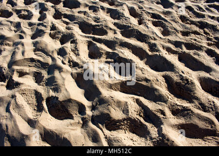 Vista panoramica delle impronte sulla spiaggia vicino a dune di sabbia in spiaggia del Faro in Bunbury Western Australia su una fine mattinata estiva creano modelli. Foto Stock