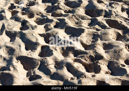 Vista panoramica delle impronte sulla spiaggia vicino a dune di sabbia in spiaggia del Faro in Bunbury Western Australia su una fine mattinata estiva creano modelli. Foto Stock