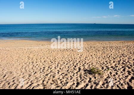 Vista panoramica delle impronte sulla spiaggia vicino a dune di sabbia in spiaggia del Faro in Bunbury Western Australia su una fine mattinata estiva creano modelli. Foto Stock