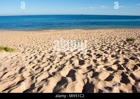 Vista panoramica delle impronte sulla spiaggia vicino a dune di sabbia in spiaggia del Faro in Bunbury Western Australia su una fine mattinata estiva creano modelli. Foto Stock