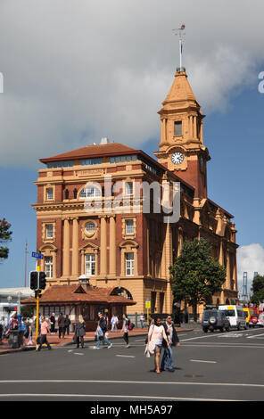 Auckland, Nuova Zelanda - 02 dicembre, 2011: punto di riferimento storico Edificio Traghetto sul lungomare nel centro di Auckland. Foto Stock