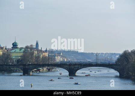 Bella la vista dal ponte Carlo, vedere Legion ponte (la maggior parte legii); il punto di riferimento storico e il teatro nazionale sopra la Moldava a Praga, Repubblica Ceca Foto Stock