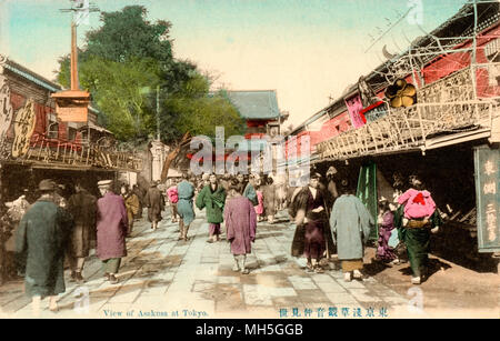 Colorati a mano cartolina giapponese circa 1900 Tokyo-Asakusa Nakamise Dori, strada ricca di negozi, molte persone, che conduce al Tempio di Senso-ji Foto Stock