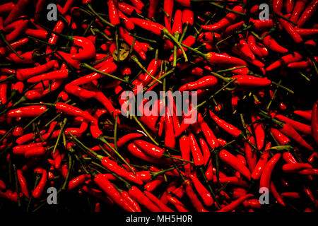 Pile di prodotti freschi peperoncino rosso per la vendita su un mercato in stallo durante la notte a lunga Bien Mercato in Hanoi, Vietnam. Foto Stock