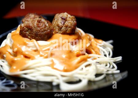 Foto di spaghetti piatto di pasta conditi con le polpette fritte Foto Stock