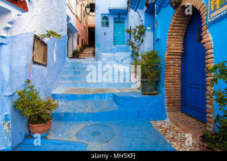 Scala a Chefchaouen, la città blu, in Marocco Foto Stock