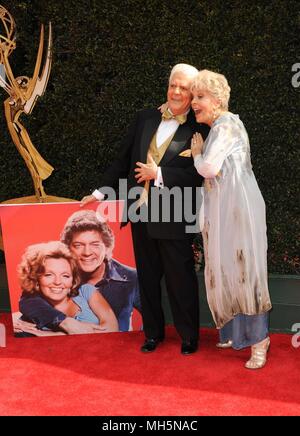 Pasadena, CA. 29 apr, 2018. Bill Hayes, Susan Seaforth Hayes presso gli arrivi per il quarantacinquesimo giorno annuale Emmy Awards, Pasadena Civic Center, Pasadena, CA, 29 aprile 2018. Credito: Elizabeth Goodenough/Everett raccolta/Alamy Live News Foto Stock