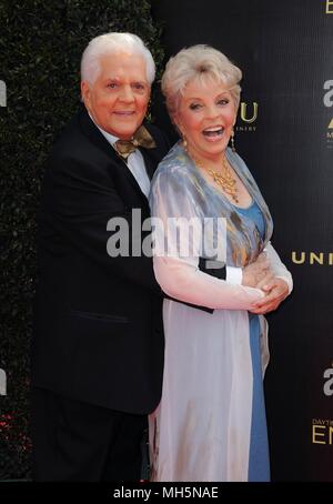 Pasadena, CA. 29 apr, 2018. Bill Hayes, Susan Seaforth Hayes presso gli arrivi per il quarantacinquesimo giorno annuale Emmy Awards, Pasadena Civic Center, Pasadena, CA, 29 aprile 2018. Credito: Elizabeth Goodenough/Everett raccolta/Alamy Live News Foto Stock