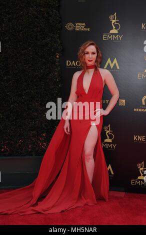 Pasadena, CA. 29 apr, 2018. Camryn Grimes presso gli arrivi per il quarantacinquesimo giorno annuale Emmy Awards, Pasadena Civic Center, Pasadena, CA, 29 aprile 2018. Credito: Elizabeth Goodenough/Everett raccolta/Alamy Live News Foto Stock