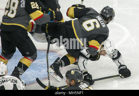 Las Vegas, Nevada, USA. Xi Apr, 2018. Vegas Golden Knights defenceman Colin Miller (6) assume il Los Angeles Kings center Trevor Lewis (22) verso il basso sul ghiaccio come un altro sapone si rompe durante il loro primo gioco di spareggio a T-Mobile Arena Mercoledì, Aprile 11, 2018 a Las Vegas. Credito: L.E. Baskow/ZUMA filo/Alamy Live News Foto Stock